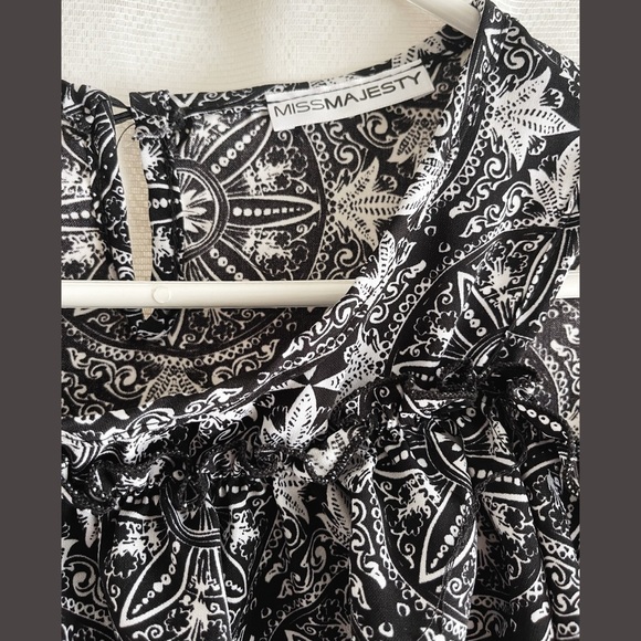 Cute Ruffled Cold-Shoulder Top - Picture 3 of 5